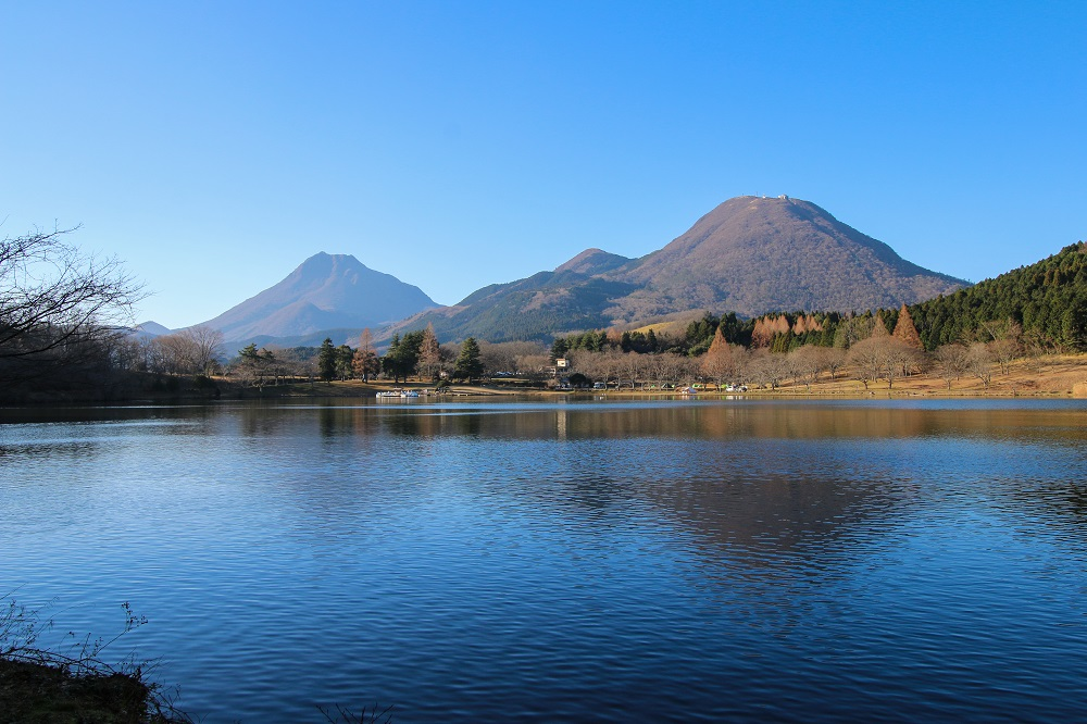 a serene lake with mountains in the background and a clear blue sky