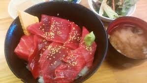 Fresh maguro (tuna) sashimi bowl 